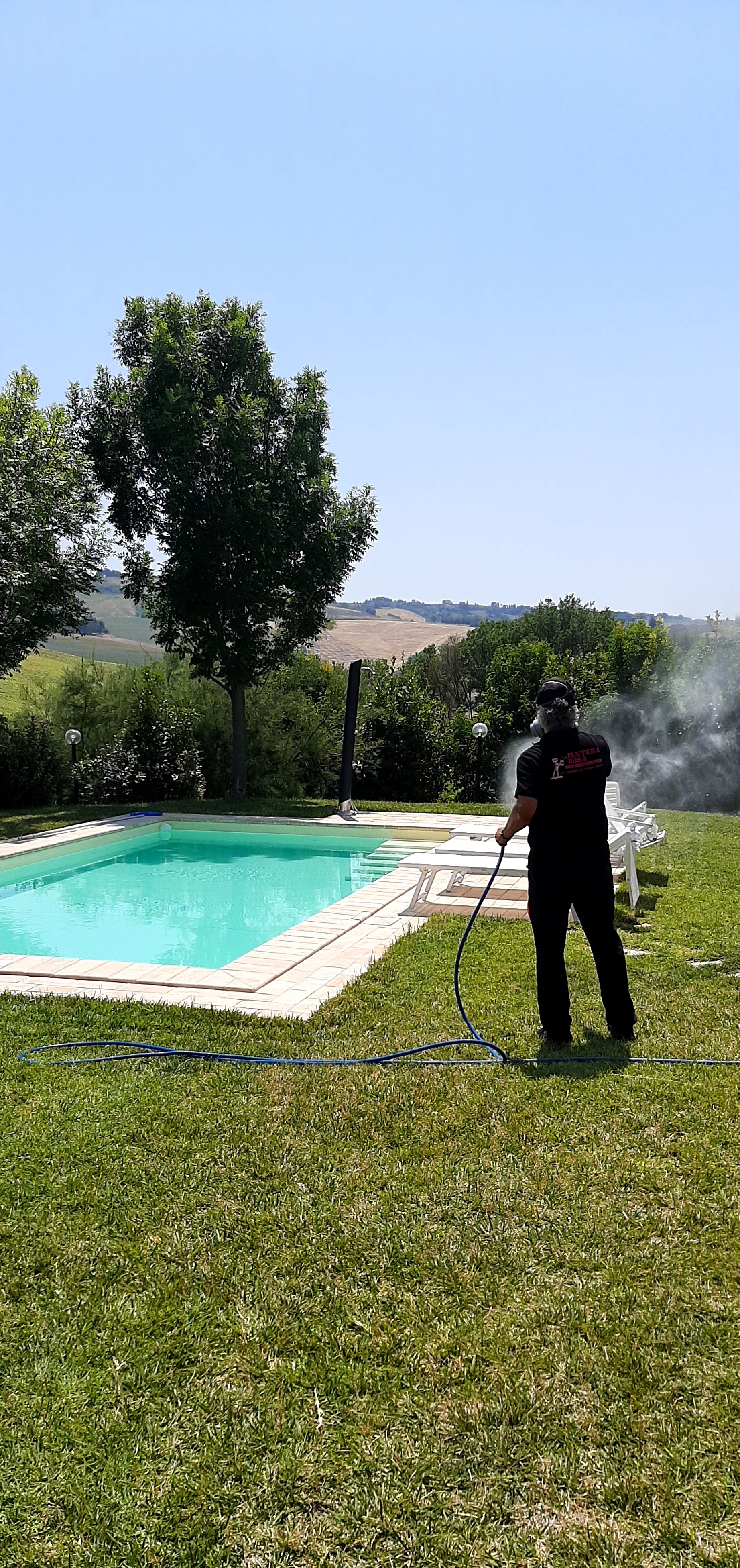 Alberto durante un trattamento vicino a una piscina