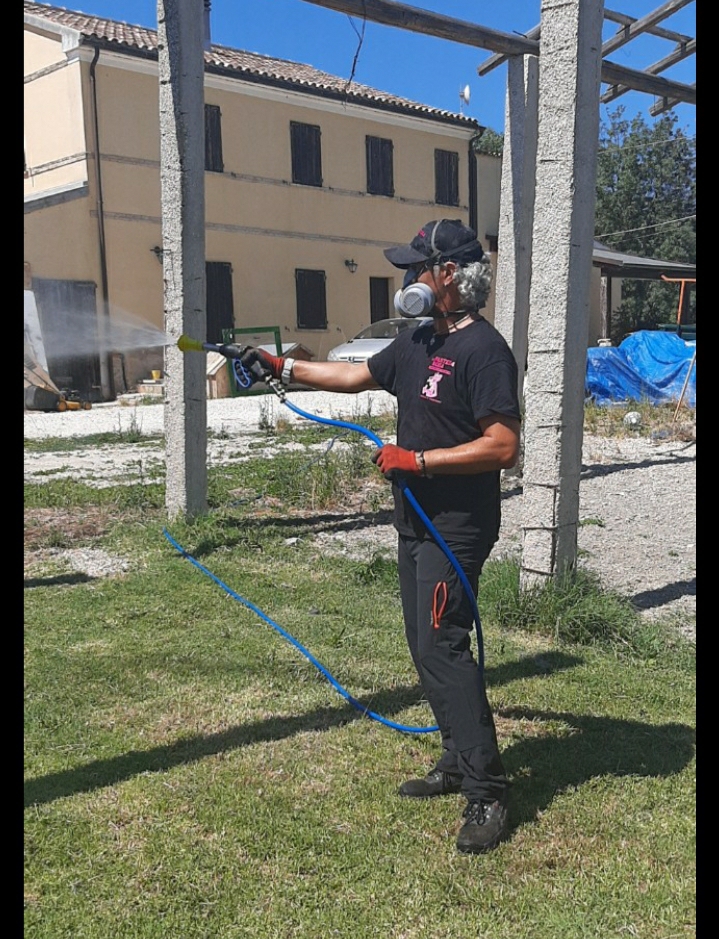 Alberto applica un trattamento all’esterno